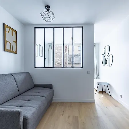 Comfortable , Porte-dorée District, *