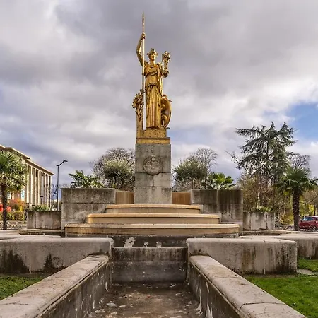 Comfortable , Porte-dorée District, * Parigi